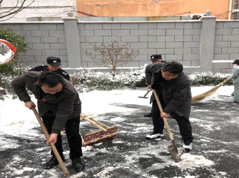 大雪不停，保障不止，第一黨支部組織黨員出動(dòng)保障群眾出行路