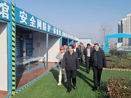 集團公司黨委副書記李俊杰一行赴產(chǎn)融中心項目慰問調(diào)研