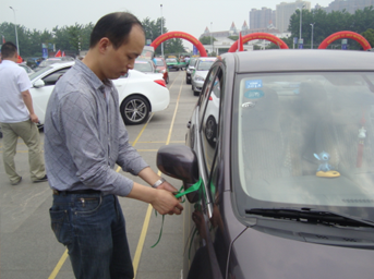 置業(yè)公司黨支部參加“第九屆綠絲帶愛心  送考”啟動儀式