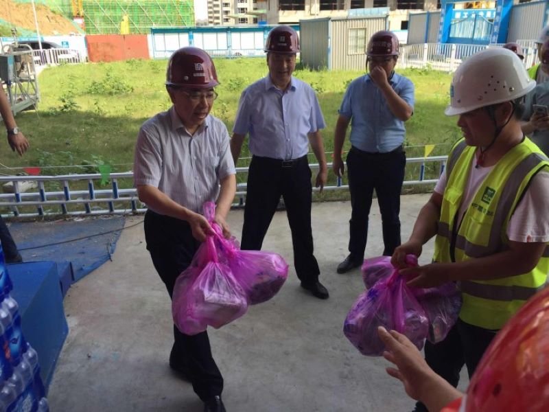 集團(tuán)公司黨委副書記張日升一行赴產(chǎn)融中心項(xiàng)目開展“夏季送清涼”慰問活動(dòng)